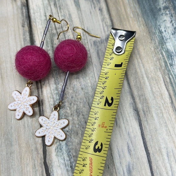 ⭐️Adorned Crown Jewelry assemblage Christmas earrings pink wool ball snowflake - Picture 6 of 8